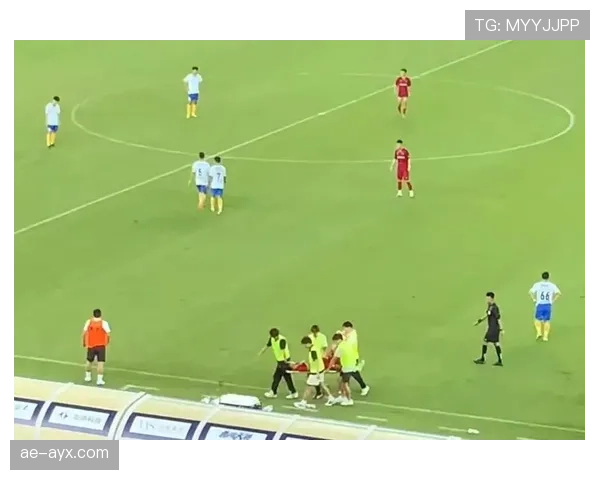 球员破门瞬间闪耀赛场,精彩进球彰显团队默契 球员破门瞬间闪耀赛场,精彩进球彰显团队默契