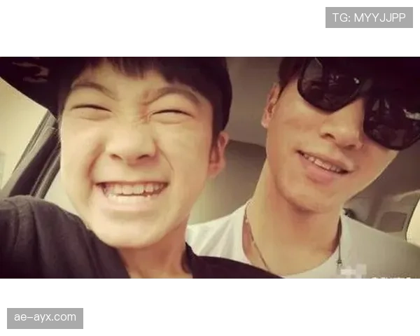 刚刷到陆光祖出门那套，背个包像拎着小豪宅，我这穷酸脸瞬间下线